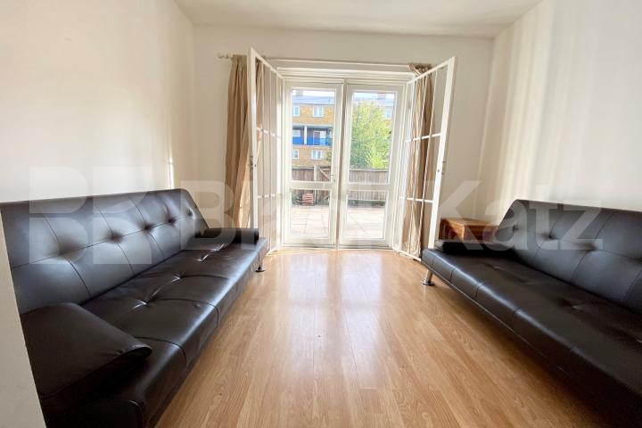 Bright & airy split level apartment with patio garden & superbly located Burbage Close , Borough/London Bridge